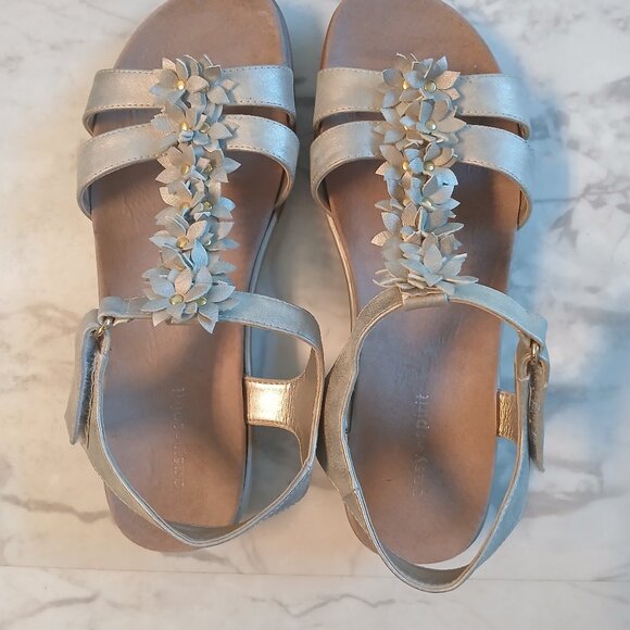 Feminine Gold Easy Spirit Flowered Sandals Size 8.5 - Picture 1 of 4